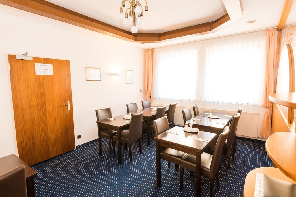 Hotel Am Friedensplatz Stuttgart Exteriör bild