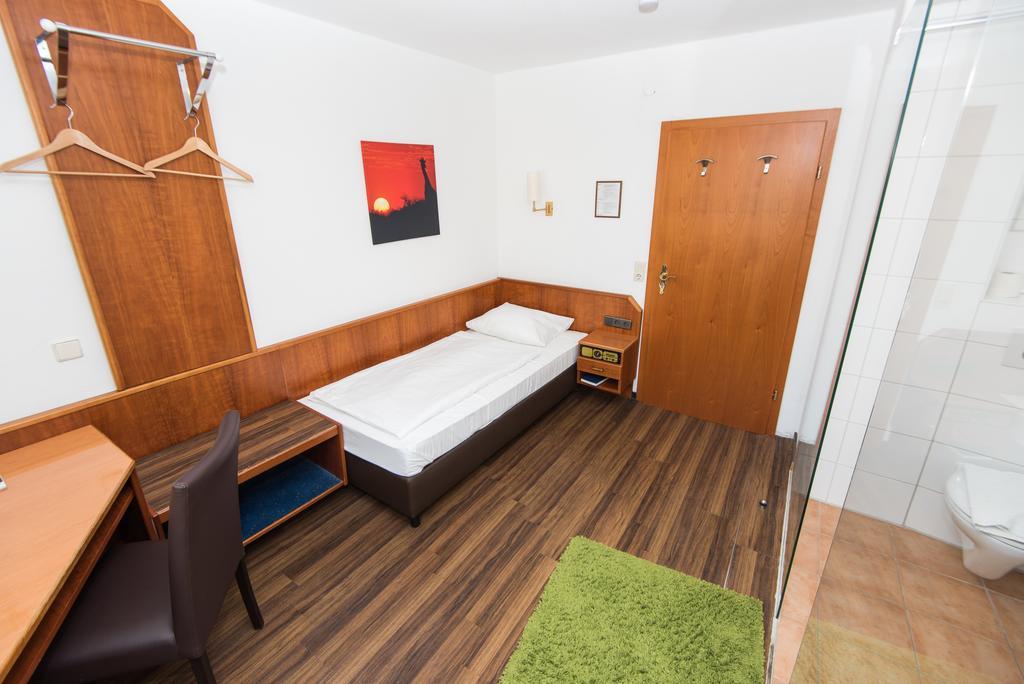 Hotel Am Friedensplatz Stuttgart Rum bild