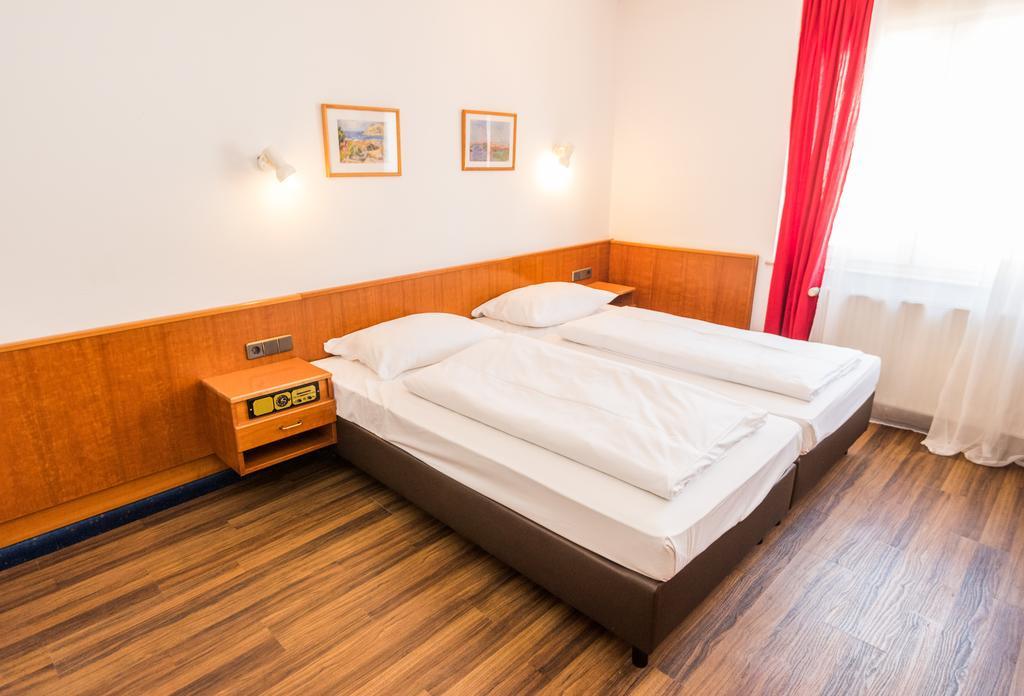 Hotel Am Friedensplatz Stuttgart Rum bild