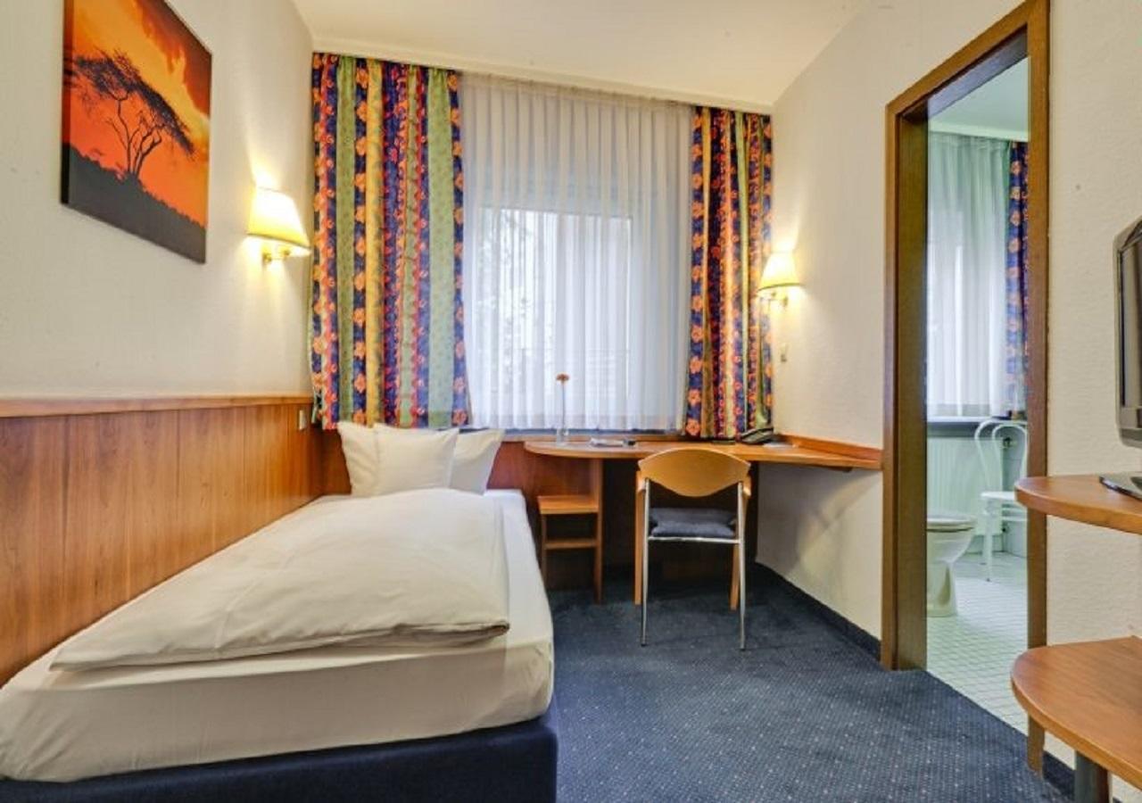 Hotel Am Friedensplatz Stuttgart Exteriör bild
